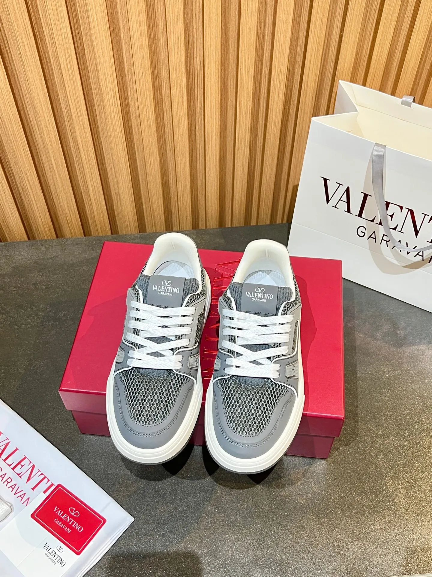 Men's men's shoes 💰640 VLNT Valentino 𝑶𝒏𝒆𝑺𝒕𝒖𝒅 Couple's sneakers series Valentino 2025 latest couple's sneakers, same style for celebrities, hot sale. Original ZP purchase and dismantling. Repeated pattern making and modification. Trying to restore 1:1 original version! Top luxury masterpiece, soft and comfortable, breathable and light, combines fashion and leisure, brings excellent and elegant texture and excellent on-foot comfort. Top purchasing version upper: imported high-end breathable mesh/original oil edge craftsmanship. Inner: imported mesh. Outsole: original development 𝐓𝐏𝐔 two-color combination outsole. Packaging: original configuration complete package. Code number: 35/44 (customized 45 46). Can be customized (self-labeled - no label) order.